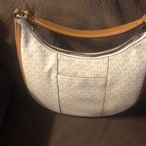 Micheal kors handbag new never used